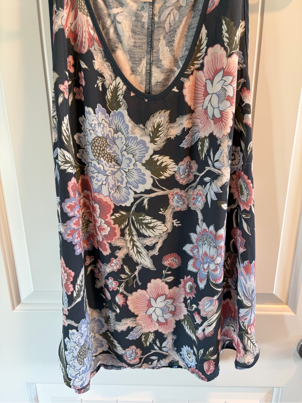 🦄 3/$15 LOFT Floral Scoop Neck Camisole with Pink & Blue Blooms
